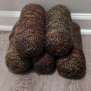 5 Balls of Vintage Yarn INCLUDES CROCHET HOOK